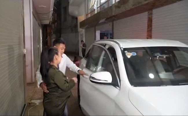 Sự thật đằng sau câu chuyện chồng làm lụng vất vả mua ô tô gần 2 tỷ tặng vợ được dân tình cho là dàn dựng làm màu
