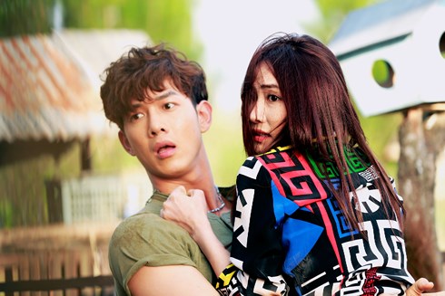 Mỹ nam Hậu Duệ Mặt Trời bắt cặp với nàng oan gia Ngân Khánh trong Quý Cô Thừa Kế Mỹ nam Hậu Duệ Mặt Trời bắt cặp với nàng oan gia Ngân Khánh trong Quý Cô Thừa Kế