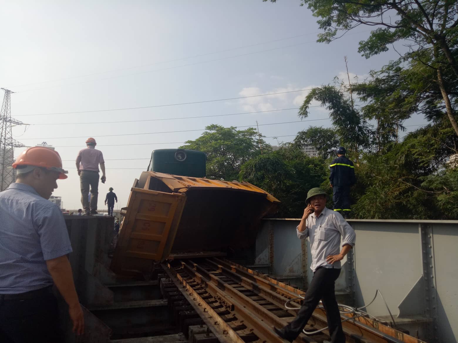 Nguyên nhân vụ tàu hoả tông xe tải khiến 5 người bị thương