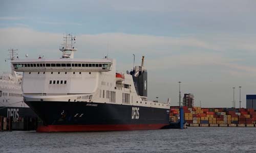 Phà chở hơn 300 người bốc cháy giữa biển Baltic