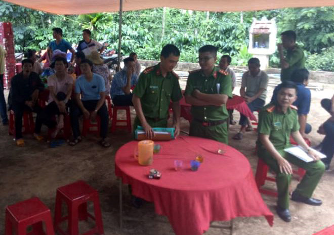 Mẹ tử vong với nhiều vết thương, con trai uống thuốc tự tử