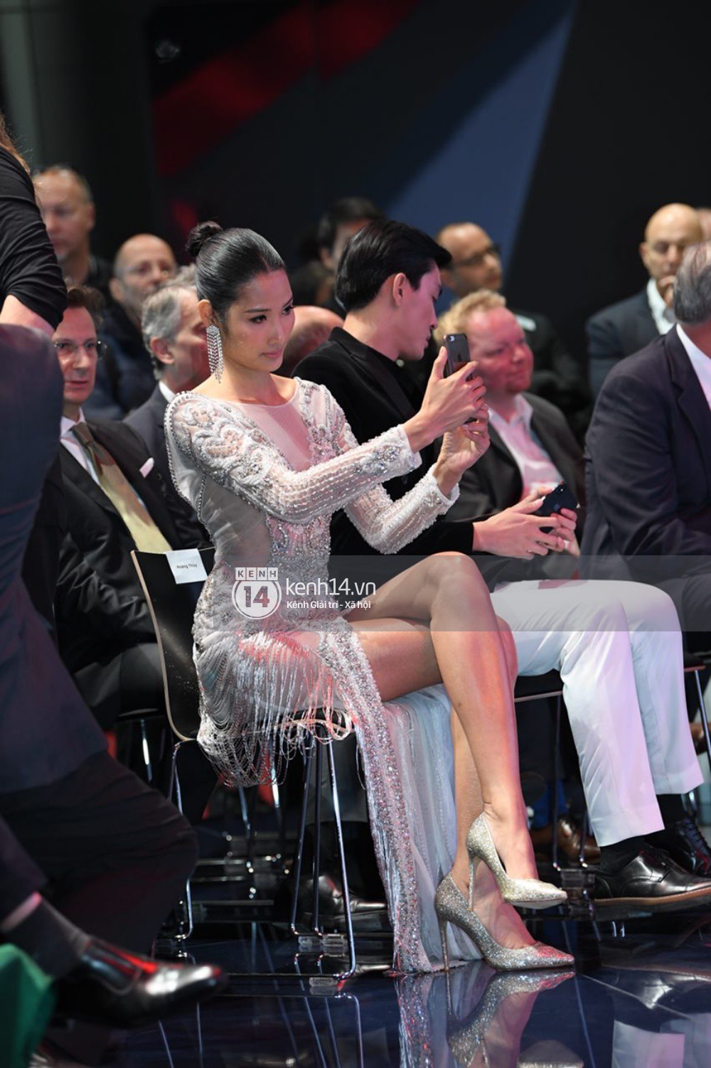 Hoàng Thùy diện váy lộng lẫy, Quang Đại điển trai tại sự kiện ra mắt xe của VINFAST tại Paris Motor Show