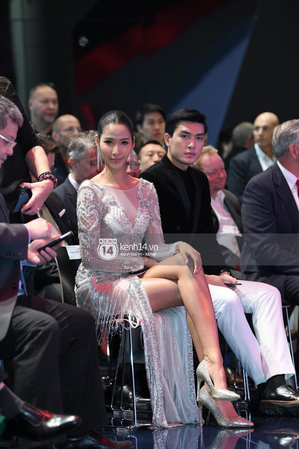 Hoàng Thùy diện váy lộng lẫy, Quang Đại điển trai tại sự kiện ra mắt xe của VINFAST tại Paris Motor Show