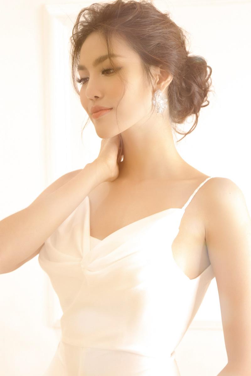 Tiết lộ bí mật chưa từng bật mí về những chiếc váy cưới lung linh của Lan Khuê