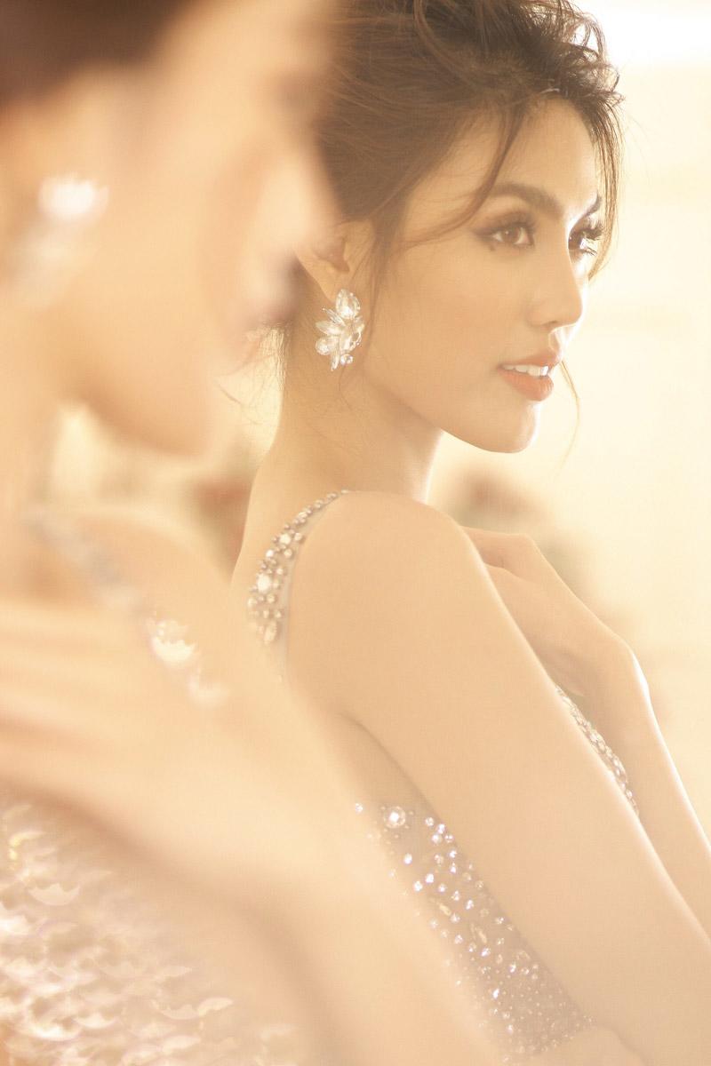 Tiết lộ bí mật chưa từng bật mí về những chiếc váy cưới lung linh của Lan Khuê