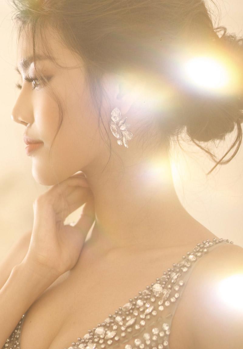 Tiết lộ bí mật chưa từng bật mí về những chiếc váy cưới lung linh của Lan Khuê