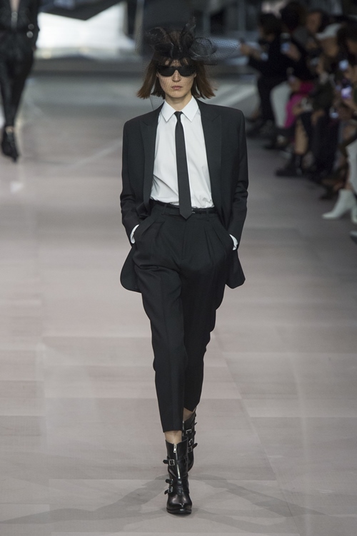 Loạt thiết kế đậm chất công sở khó bỏ qua tại Paris Fashion Week