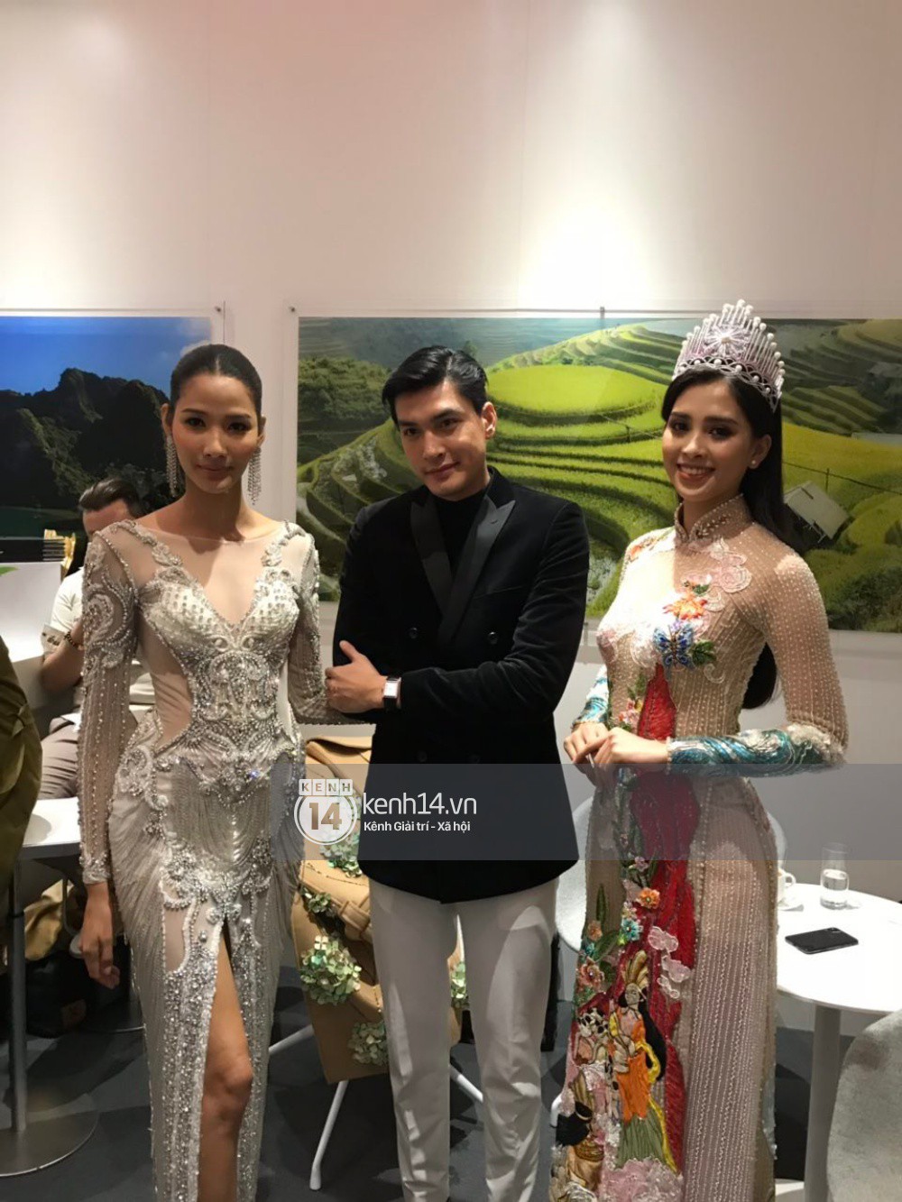 ĐỘC QUYỀN: Hé lộ hình ảnh đầu tiên của Hoa hậu Tiểu Vy, Hoàng Thùy và Quang Đại tại sự kiện ra mắt xe hơi VinFast