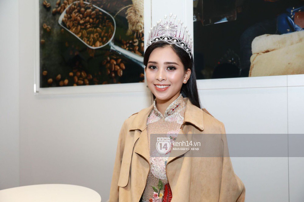 ĐỘC QUYỀN: Hé lộ hình ảnh đầu tiên của Hoa hậu Tiểu Vy, Hoàng Thùy và Quang Đại tại sự kiện ra mắt xe hơi VinFast