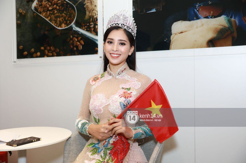 ĐỘC QUYỀN: Hé lộ hình ảnh đầu tiên của Hoa hậu Tiểu Vy, Hoàng Thùy và Quang Đại tại sự kiện ra mắt xe hơi VinFast