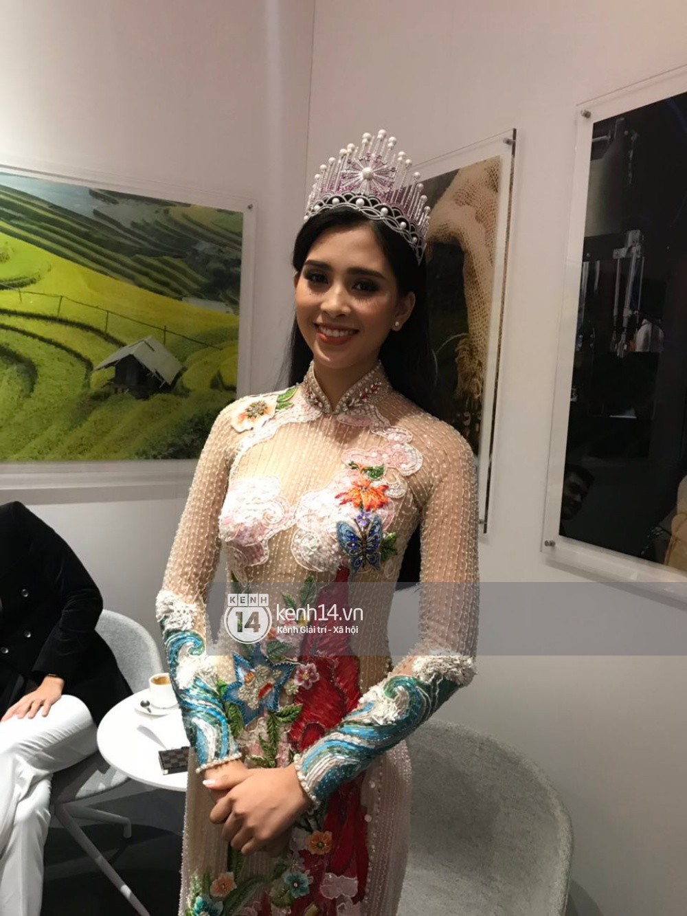 ĐỘC QUYỀN: Hé lộ hình ảnh đầu tiên của Hoa hậu Tiểu Vy, Hoàng Thùy và Quang Đại tại sự kiện ra mắt xe hơi VinFast