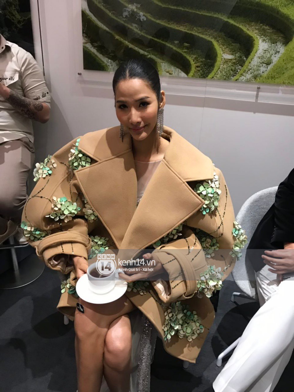 ĐỘC QUYỀN: Hé lộ hình ảnh đầu tiên của Hoa hậu Tiểu Vy, Hoàng Thùy và Quang Đại tại sự kiện ra mắt xe hơi VinFast