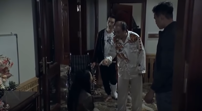 Quỳnh Búp Bê tập 14: Cảnh dí dao uy hiếp lão Cấn, quyết tâm đưa mẹ con Quỳnh bỏ trốn