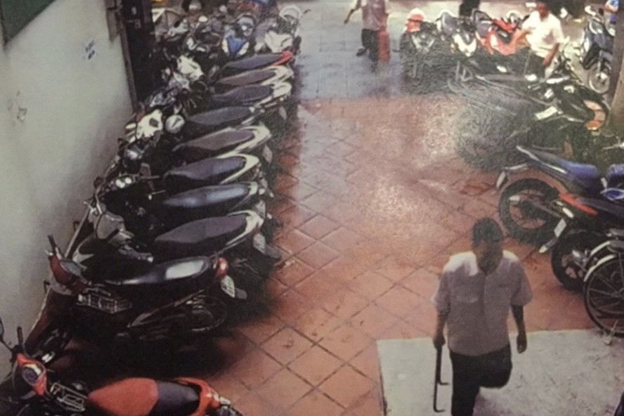 Cả gia đình ở Sài Gòn bị người lạ dùng bình xịt hơi cay, hung khí đe doạ tính mạng