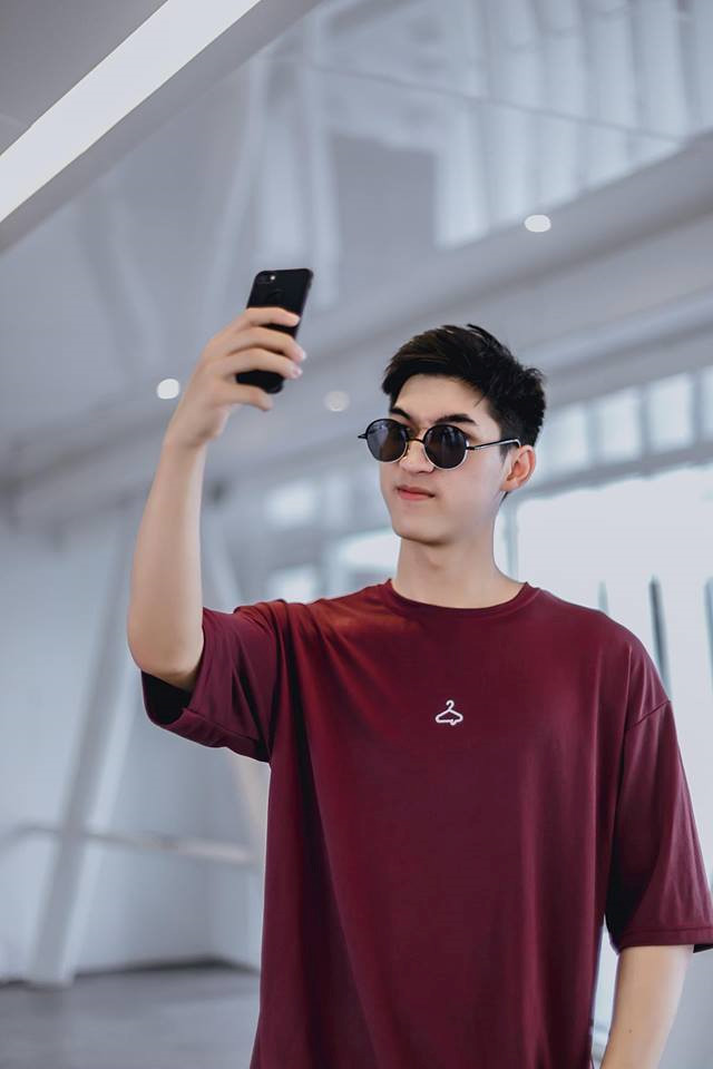 Du học sinh Lào điển trai, cao 1,85 m, thông thạo 4 ngôn ngữ