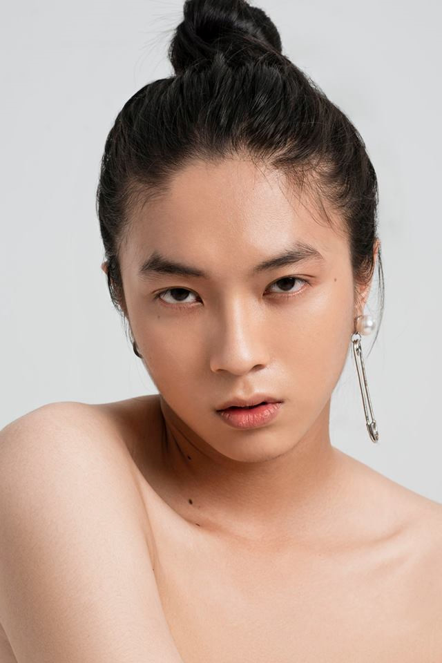 Chàng trai xinh như con gái: Mình bị nhắc nhở khi vào toilet nam