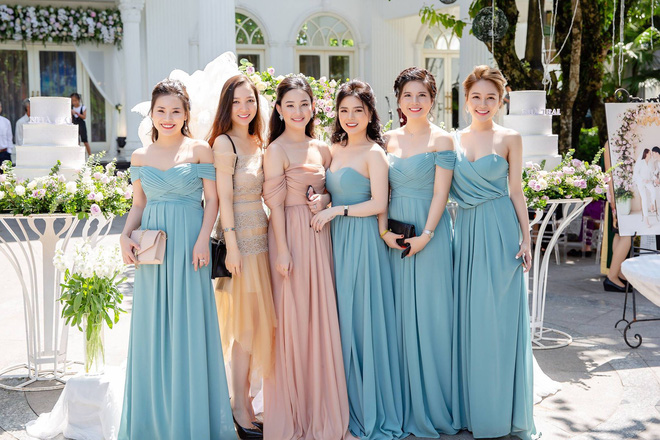Trâm Anh khoe ảnh làm phù dâu xinh đẹp với hội bạn thân, tiết lộ 5 năm nữa sẽ cưới