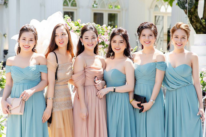 Trâm Anh khoe ảnh làm phù dâu xinh đẹp với hội bạn thân, tiết lộ 5 năm nữa sẽ cưới