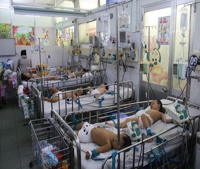 Bệnh tay chân miệng: Biến chứng gây tử vong ở trẻ em cha mẹ không thể bỏ qua