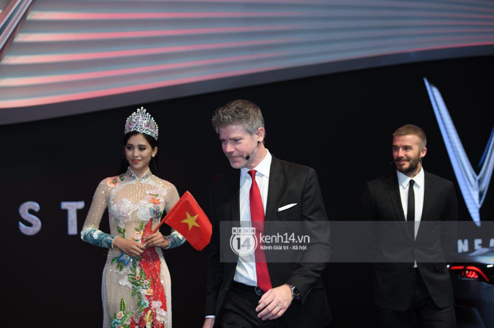 Khoảnh khắc cực hot: Hoa hậu Tiểu Vy mặc Áo dài, rạng rỡ bắt tay David Beckham