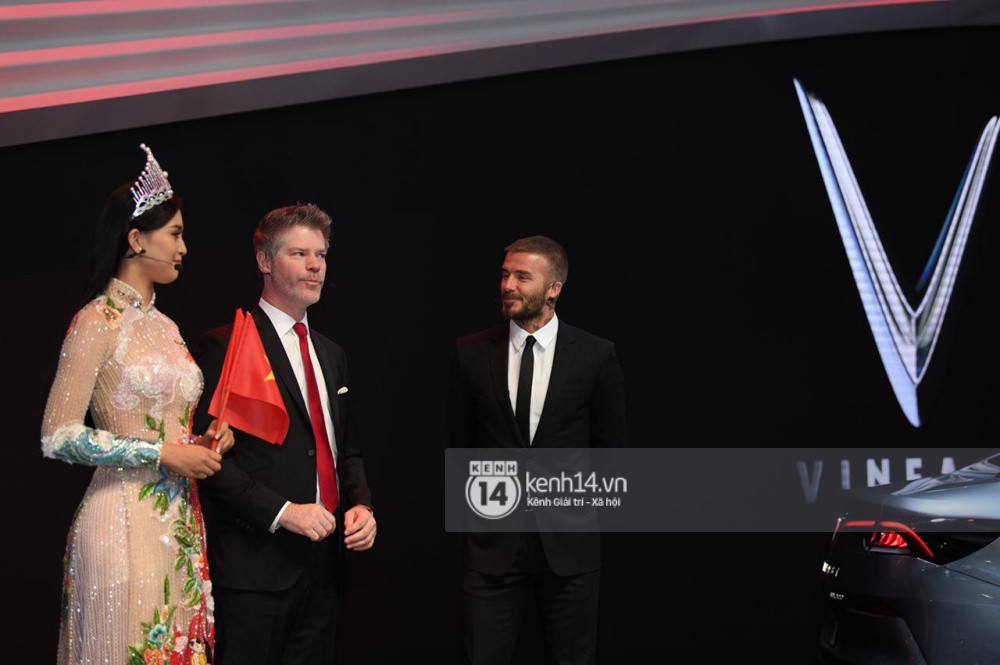 Khoảnh khắc cực hot: Hoa hậu Tiểu Vy mặc Áo dài, rạng rỡ bắt tay David Beckham