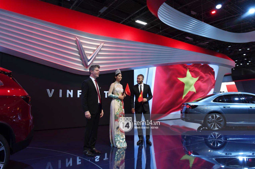 Khoảnh khắc cực hot: Hoa hậu Tiểu Vy mặc Áo dài, rạng rỡ bắt tay David Beckham