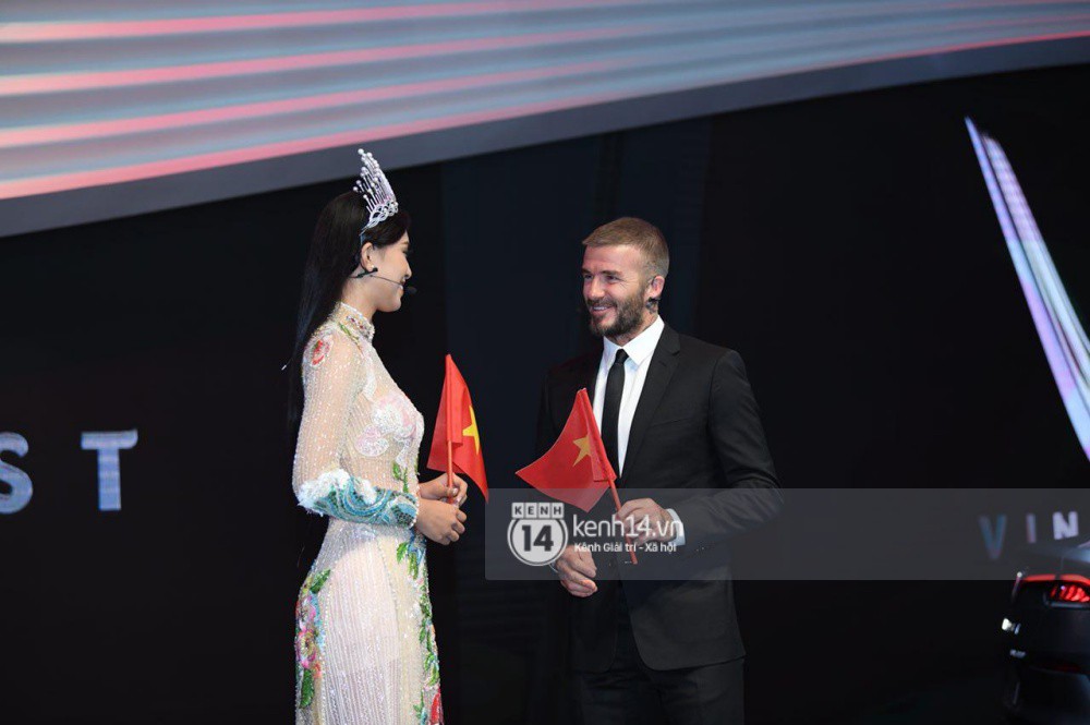 Khoảnh khắc cực hot: Hoa hậu Tiểu Vy mặc Áo dài, rạng rỡ bắt tay David Beckham