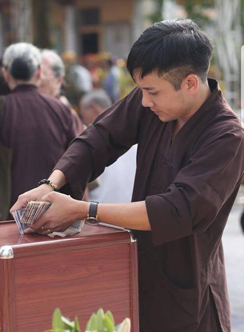 Soái ca Hà Nội thản nhiên bê trộm hòm công đức ở chùa trước mặt nhiều người