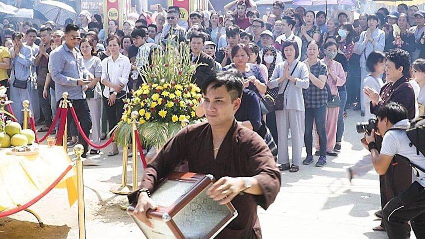 Soái ca Hà Nội thản nhiên bê trộm hòm công đức ở chùa trước mặt nhiều người