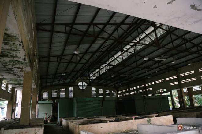 Cảnh u ám bên trong khu chợ tiền tỷ ở Sài Gòn bị bỏ hoang gần 15 năm qua