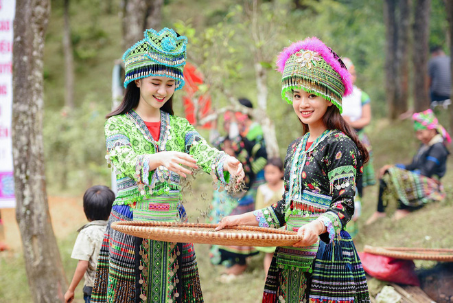 Danh tính cô gái xinh đẹp bên đồi hoa tam giác mạch gây sốt mạng xã hội