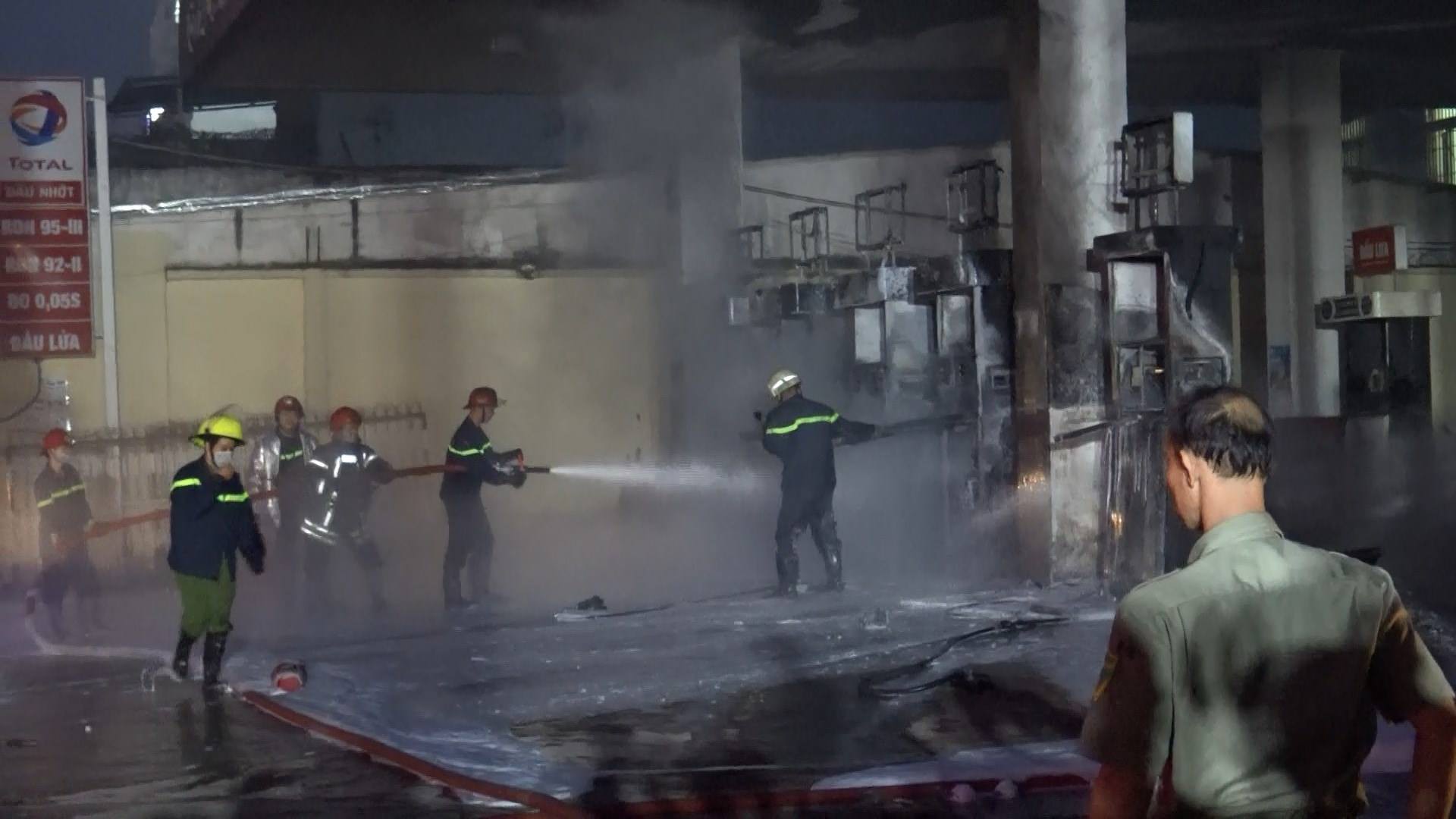 Nguyên nhân vụ cây xăng bốc cháy dữ dội kèm tiếng nổ lớn khiến nhiều người hoảng loạn bỏ chạy thoát thân ở Sài Gòn