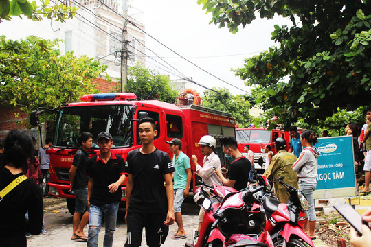 Ngôi nhà 3 tầng bốc cháy khiến người dân hoảng loạn bỏ chạy