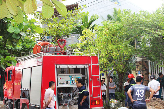 Ngôi nhà 3 tầng bốc cháy khiến người dân hoảng loạn bỏ chạy