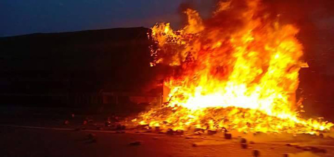 Hà Nội: Đang lưu thông trên cầu Thanh Trì, chiếc xe container bất ngờ bốc cháy dữ dội