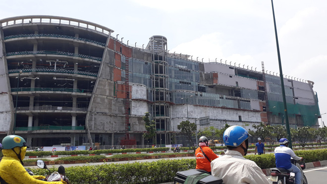 Cận cảnh những cần cẩu công trình dài hàng chục mét treo lơ lửng trên đầu người đi đường ở Sài Gòn