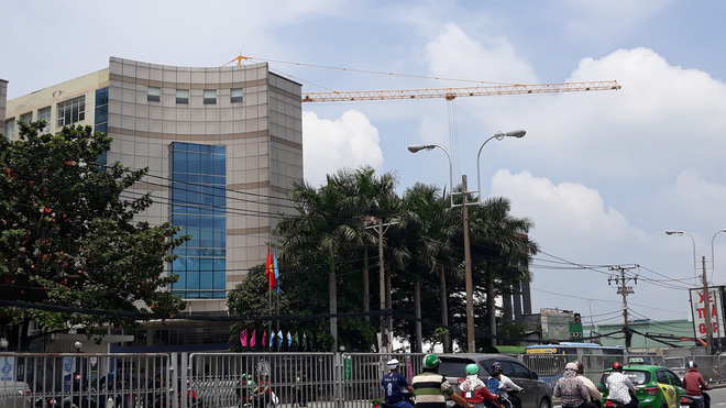 Cận cảnh những cần cẩu công trình dài hàng chục mét treo lơ lửng trên đầu người đi đường ở Sài Gòn