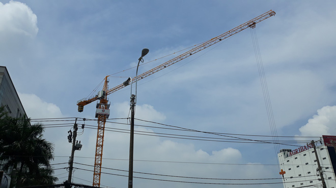 Cận cảnh những cần cẩu công trình dài hàng chục mét treo lơ lửng trên đầu người đi đường ở Sài Gòn