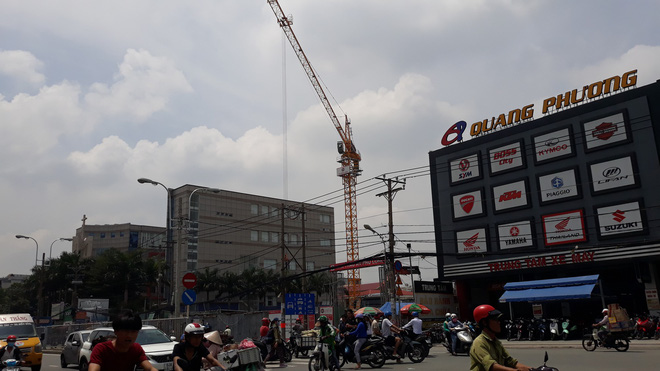 Cận cảnh những cần cẩu công trình dài hàng chục mét treo lơ lửng trên đầu người đi đường ở Sài Gòn Cận cảnh những cần cẩu công trình dài hàng chục mét treo lơ lửng trên đầu người đi đường ở Sài Gòn