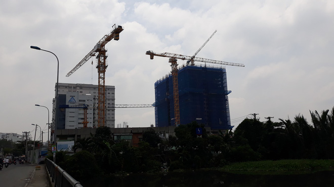 Cận cảnh những cần cẩu công trình dài hàng chục mét treo lơ lửng trên đầu người đi đường ở Sài Gòn