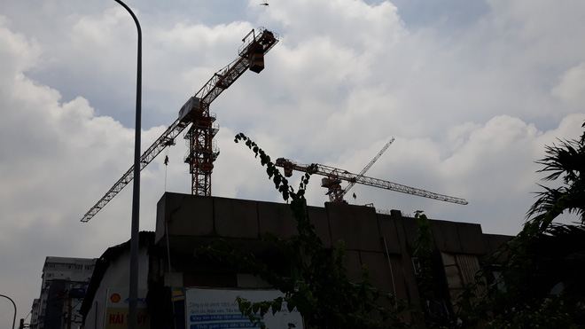 Cận cảnh những cần cẩu công trình dài hàng chục mét treo lơ lửng trên đầu người đi đường ở Sài Gòn