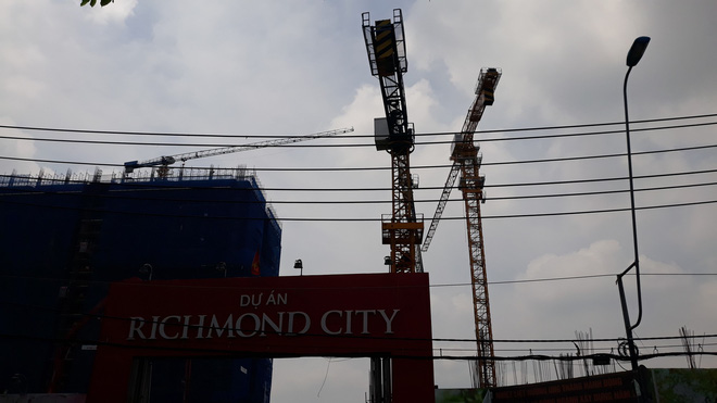 Cận cảnh những cần cẩu công trình dài hàng chục mét treo lơ lửng trên đầu người đi đường ở Sài Gòn