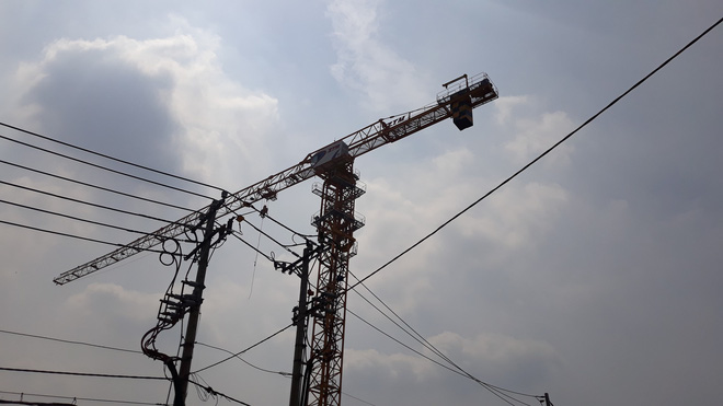 Cận cảnh những cần cẩu công trình dài hàng chục mét treo lơ lửng trên đầu người đi đường ở Sài Gòn Cận cảnh những cần cẩu công trình dài hàng chục mét treo lơ lửng trên đầu người đi đường ở Sài Gòn