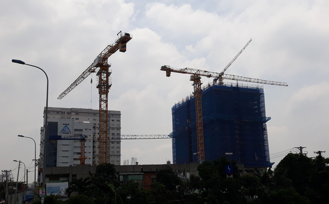 Cận cảnh những cần cẩu công trình dài hàng chục mét treo lơ lửng trên đầu người đi đường ở Sài Gòn Cận cảnh những cần cẩu công trình dài hàng chục mét treo lơ lửng trên đầu người đi đường ở Sài Gòn