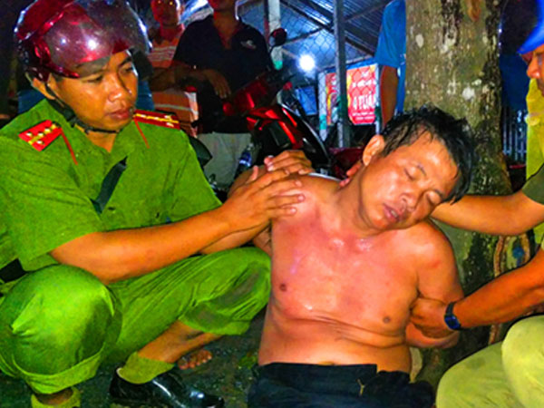 Cảnh sát dùng vòi rồng khống chế người đàn ông cố thủ