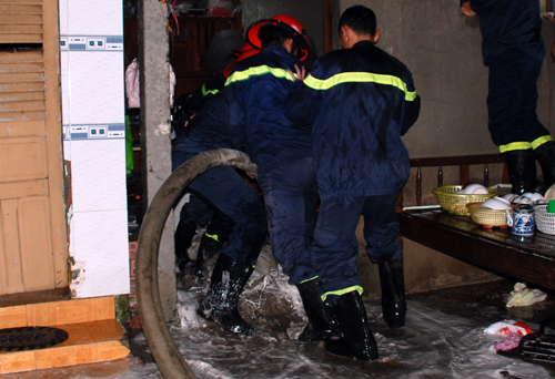 Cảnh sát dùng vòi rồng khống chế người đàn ông cố thủ