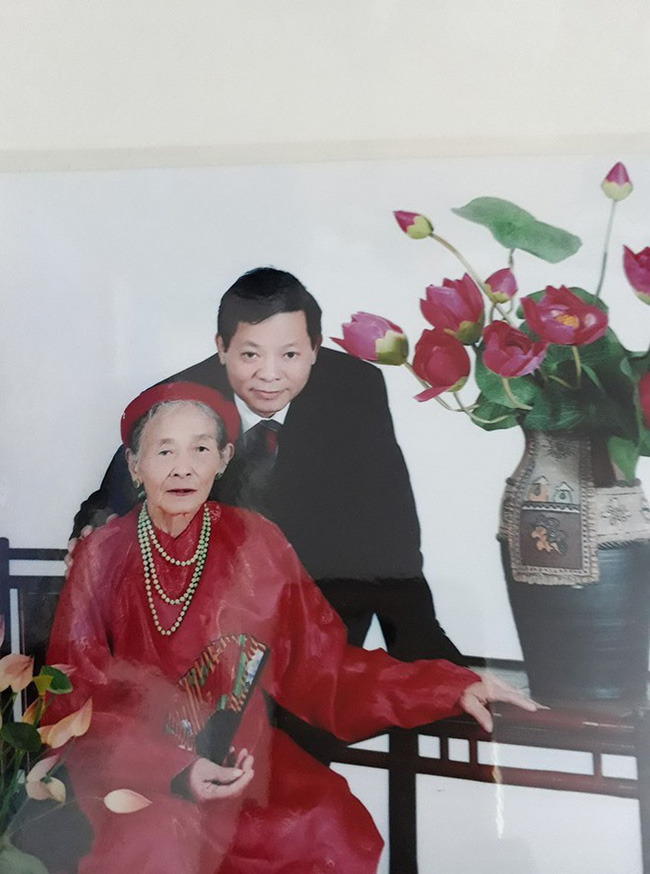 Ấm lòng xem đoạn clip con trai bật hát Xoan, ân cần xúc cơm nịnh mẹ già 90 tuổi ăn từng thìa