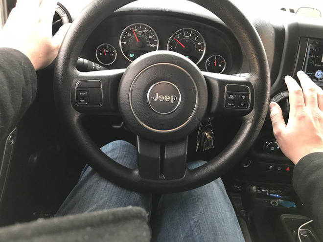 7 hành động sau khi ngồi lên ô tô cần tránh