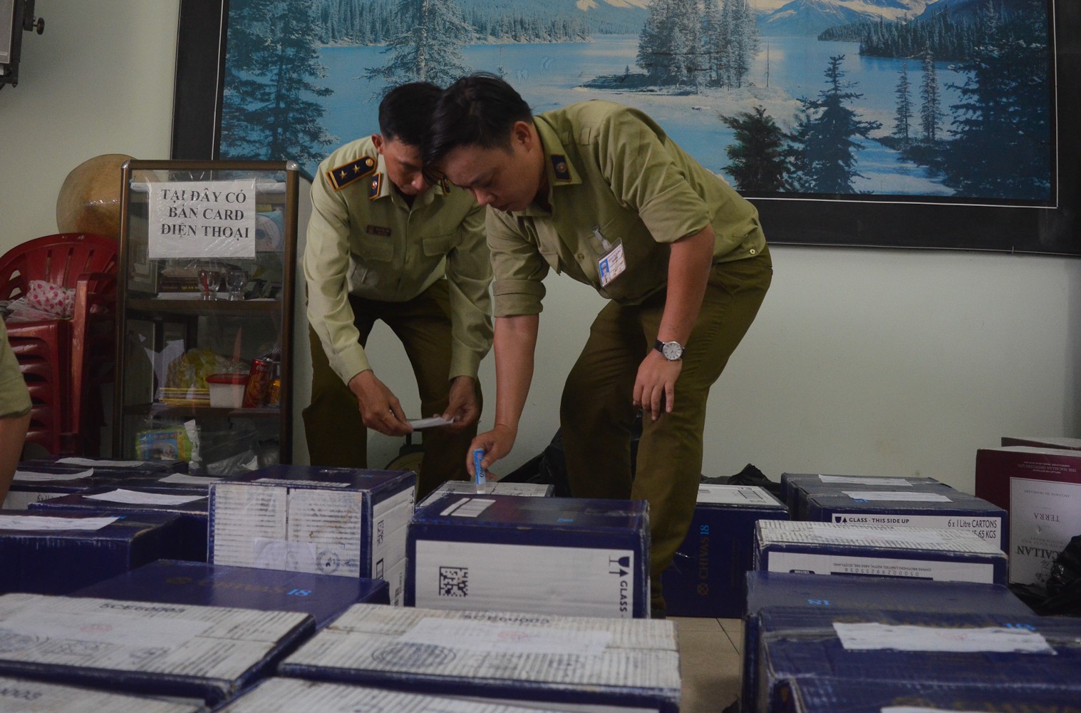 Bắt xe container chở hàng trăm chai rượu ngoại xịn không rõ nguồn gốc trên đường đi tiêu thụ