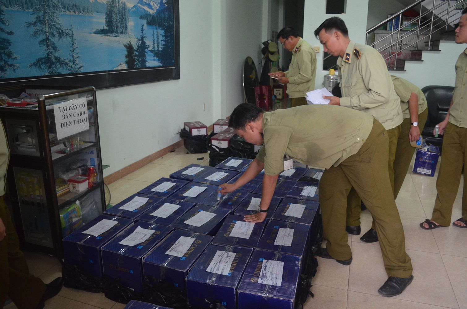 Bắt xe container chở hàng trăm chai rượu ngoại xịn không rõ nguồn gốc trên đường đi tiêu thụ